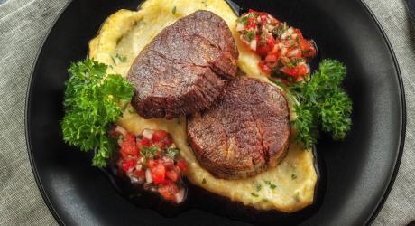 Tournedos, beurre moutarde et piment d'Espelette, écrasé de Pomme de Terre à l'huile d'olive